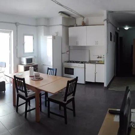 דירה Flat Near Cathedral. 3 Bedrooms. *